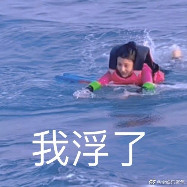 家中着火,熊孩子乘机把书包甩进去火里,网友:脑子还挺机智!